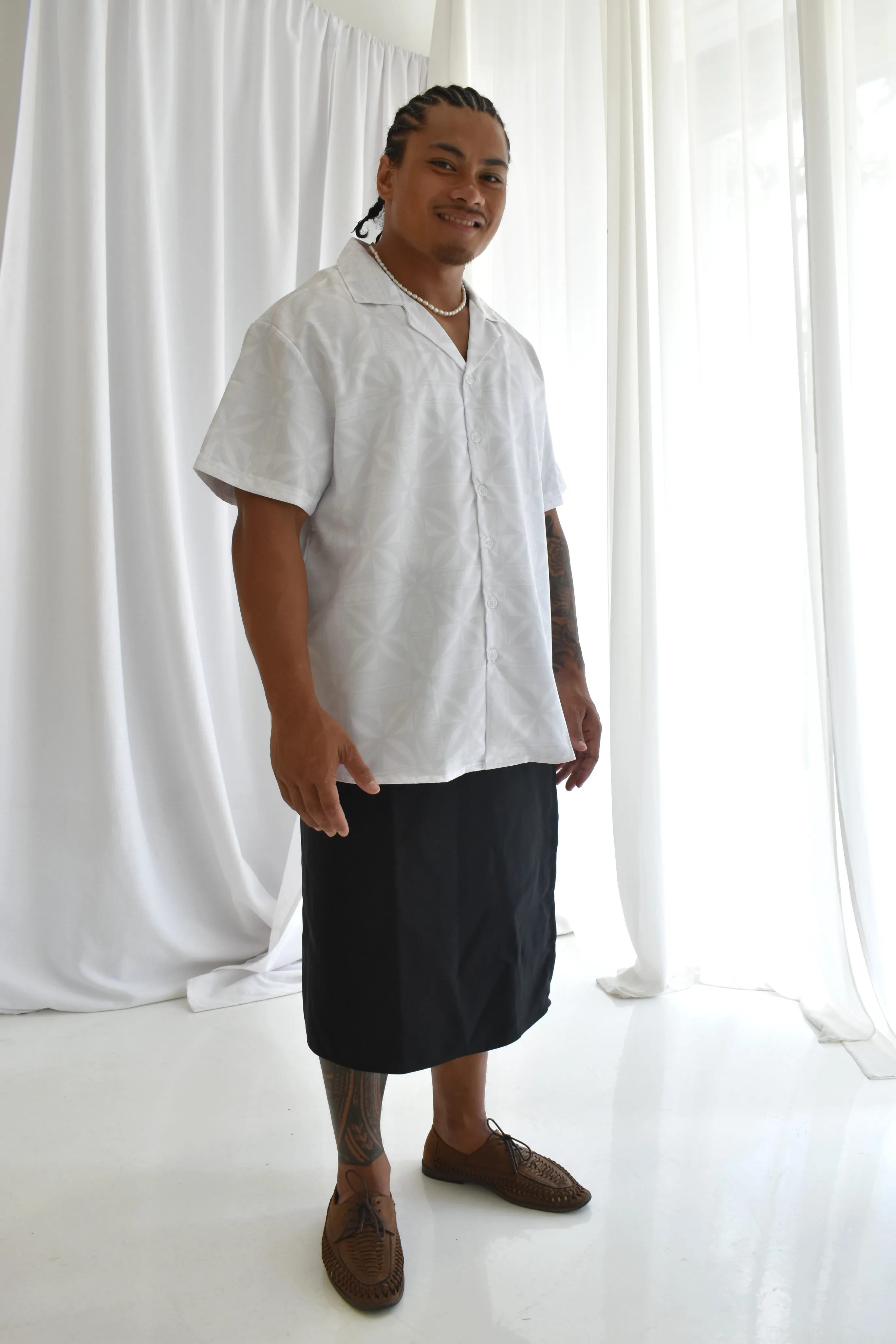 MALEKO MENS SHIRT - COLLARED BUTTON V NECK - WHITE